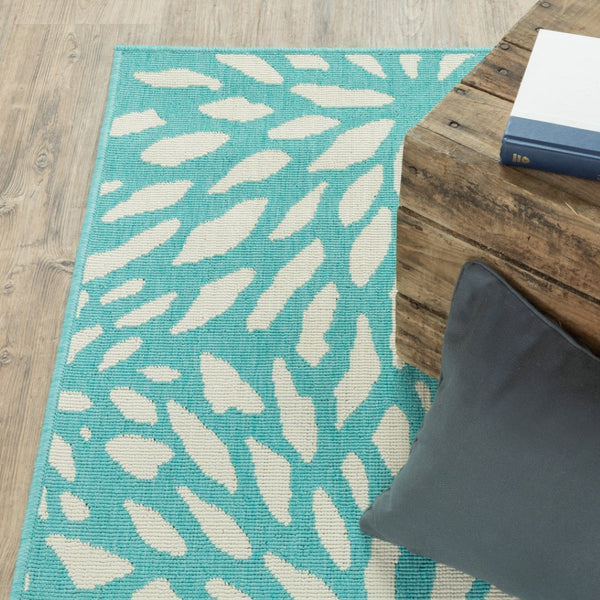 HomeRoots 5' Blue and Ivory Floral Area Rug – Stain Resistant, Durable Design for Indoor and Outdoor Spaces 6'7" x 9'6" 507089