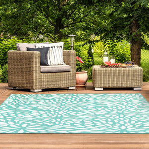 HomeRoots 5' Blue and Ivory Floral Area Rug – Stain Resistant, Durable Design for Indoor and Outdoor Spaces 7'10" x 10'10" 507090