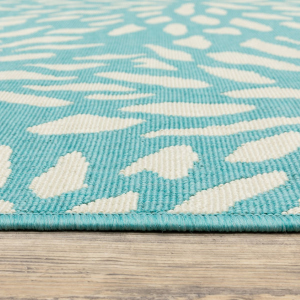 HomeRoots 5' Blue and Ivory Floral Area Rug – Stain Resistant, Durable Design for Indoor and Outdoor Spaces 7'10" x 10'10" 507090