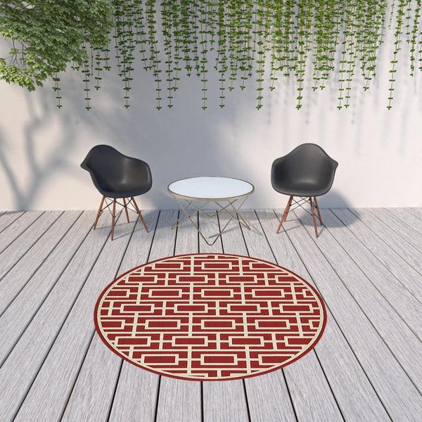 HomeRoots 5' Indoor Outdoor Geometric Area Rug in Red and Ivory - Stain Resistant, Durable, Stylish Design 7'10" Round 507196
