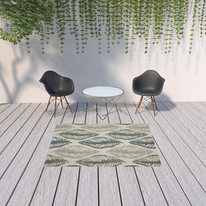 Homeroots 5' X 7' Beige Floral Stain Resistant Indoor Outdoor Area Rug  Polypropylene 507514