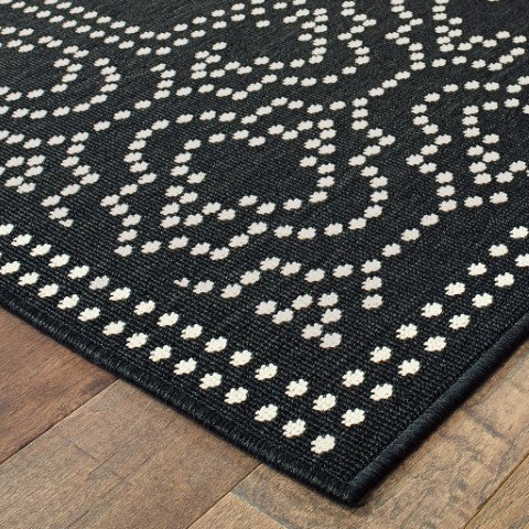 Homeroots 4' X 6' Stain Resistant Indoor Outdoor Area Rug - Stylish, Durable, Perfect For Homes With Kids & Pets! Black,Ivory Polypropylene 507679