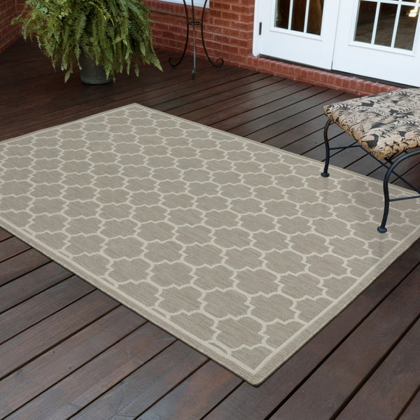 HomeRoots 7' Gray and Ivory Geometric Area Rug – Stain, Water, and Fade Resistant for Indoor & Outdoor Spaces 9'10" x 12'10" 507762