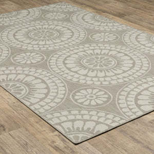 HomeRoots 7' Gray and Ivory Geometric Area Rug – Stain Resistant Indoor/Outdoor Rug for Modern Living Spaces 6'7" x 9'2" 507772