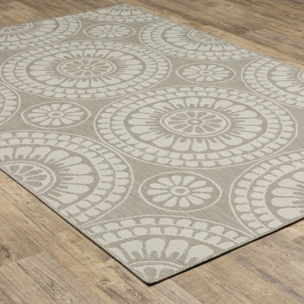 HomeRoots 7' Gray and Ivory Geometric Area Rug – Stain Resistant Indoor/Outdoor Rug for Modern Living Spaces 7'10" x 10' 507773