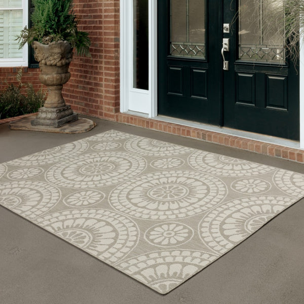 HomeRoots 7' Gray and Ivory Geometric Area Rug – Stain Resistant Indoor/Outdoor Rug for Modern Living Spaces 9'10" x 12'10" 507774