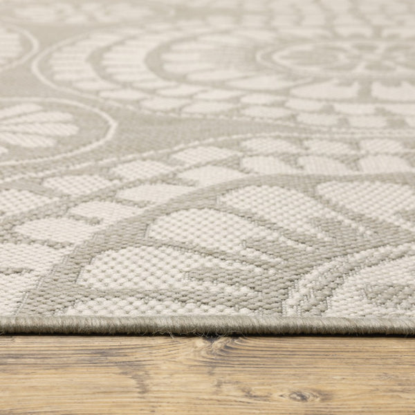 HomeRoots 7' Gray and Ivory Geometric Area Rug – Stain Resistant Indoor/Outdoor Rug for Modern Living Spaces 9'10" x 12'10" 507774