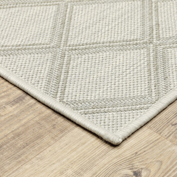 HomeRoots 7' Modern Geometric Gray and Ivory Area Rug - Stain Resistant Indoor Outdoor Design for Versatile Style 6'7" x 9'2" 507784