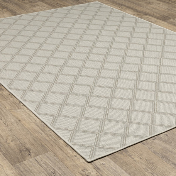 HomeRoots 7' Modern Geometric Gray and Ivory Area Rug - Stain Resistant Indoor Outdoor Design for Versatile Style 6'7" x 9'2" 507784