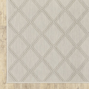 HomeRoots 7' Modern Geometric Gray and Ivory Area Rug - Stain Resistant Indoor Outdoor Design for Versatile Style 6'7" x 9'2" 507784
