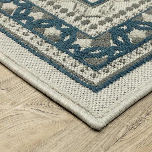 HomeRoots 5' Durable Blue and Beige Stain Resistant Indoor/Outdoor Area Rug for Easy Maintenance and Style 5'3" x 7'3" 507827