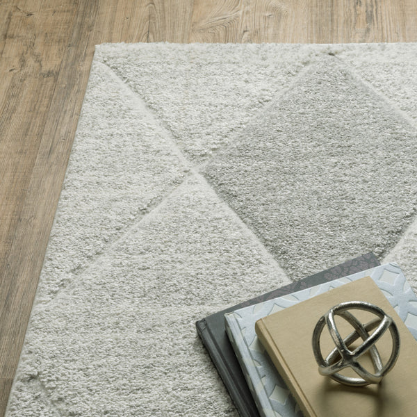 Homeroots 3' X 5' Grey And Ivory Geometric Power Loom Stain Resistant Area Rug  Polypropylene 508493