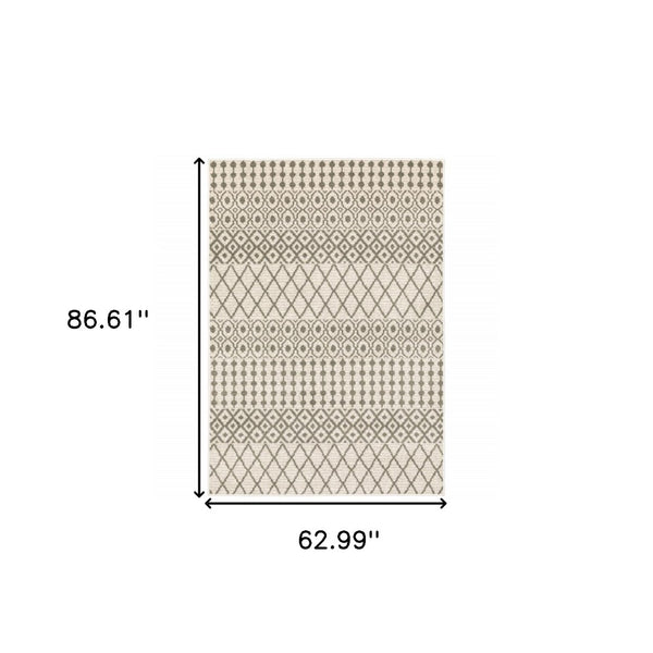 HomeRoots 5' Ivory and Grey Geometric Area Rug - Stain-Resistant, Power-Loomed, Modern Design for Any Space 5' X 7' 508954