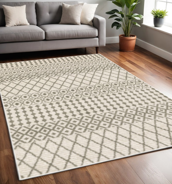 HomeRoots 5' Ivory and Grey Geometric Area Rug - Stain-Resistant, Power-Loomed, Modern Design for Any Space 5' X 7' 508954
