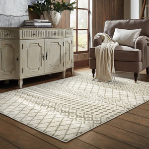 HomeRoots 5' Ivory and Grey Geometric Area Rug - Stain-Resistant, Power-Loomed, Modern Design for Any Space 5' X 7' 508954