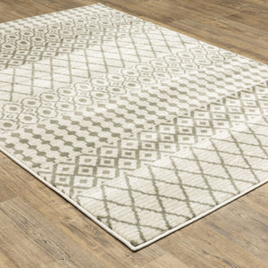 HomeRoots 5' Ivory and Grey Geometric Area Rug - Stain-Resistant, Power-Loomed, Modern Design for Any Space 5' X 7' 508954