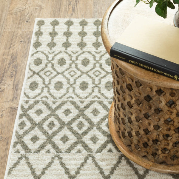HomeRoots 5' Ivory and Grey Geometric Area Rug - Stain-Resistant, Power-Loomed, Modern Design for Any Space 5' X 7' 508954