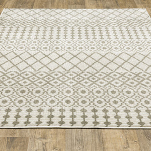 HomeRoots 5' Ivory and Grey Geometric Area Rug - Stain-Resistant, Power-Loomed, Modern Design for Any Space 5' X 7' 508954