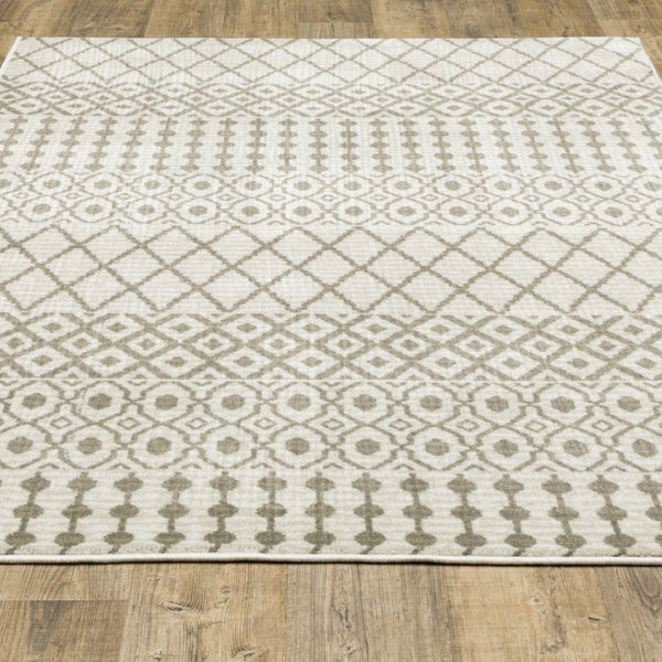 HomeRoots 5' Ivory and Grey Geometric Area Rug - Stain-Resistant, Power-Loomed, Modern Design for Any Space 5' X 7' 508954
