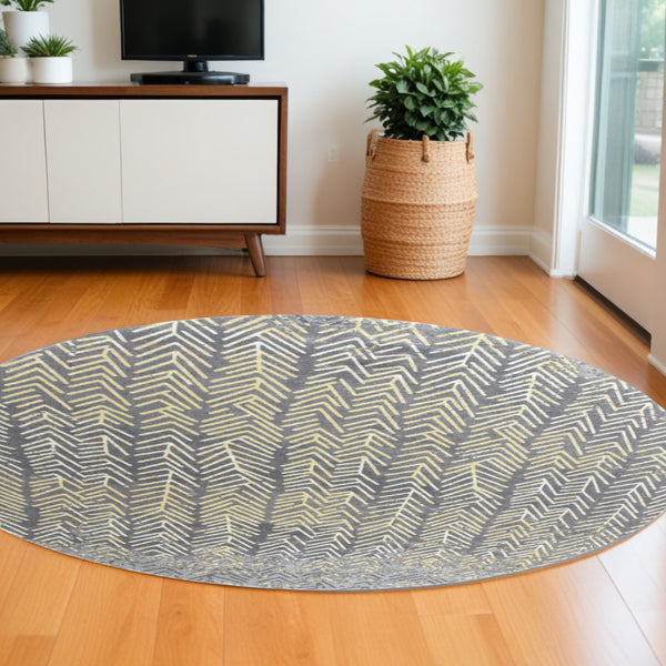 Homeroots 8' Gray And White Abstract Non Skid Round Rug  Polypropylene 511171