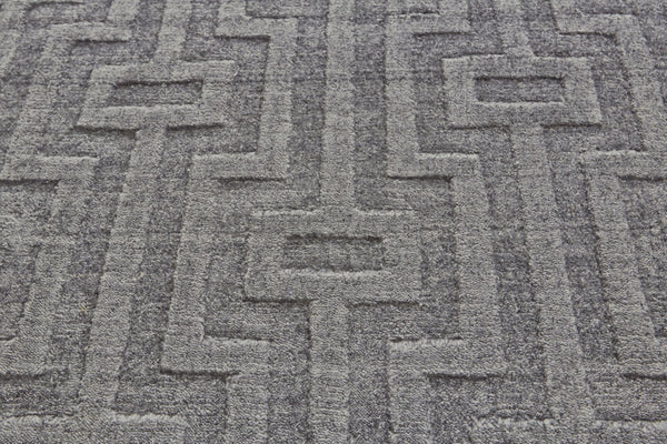 HomeRoots 5' Hand-Woven Geometric Area Rug - Stylish Contemporary Design with Metallic Tones for Modern Spaces Gray/Silver 5' x 8' 511182