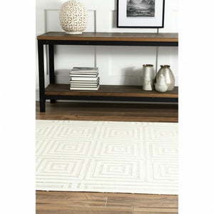 HomeRoots 5' Gray Geometric Hand-Woven Area Rug – Artisanal Design for Modern Home Comfort and Style 4' X 6' 511187