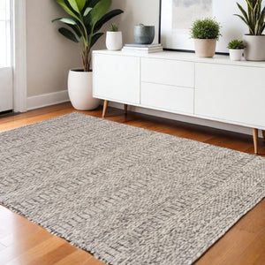 HomeRoots 4' Gray and Ivory Wool Hand-Woven Area Rug - Timeless, Durable, and Stain-Resistant for Any Space 4' X 6' 511391