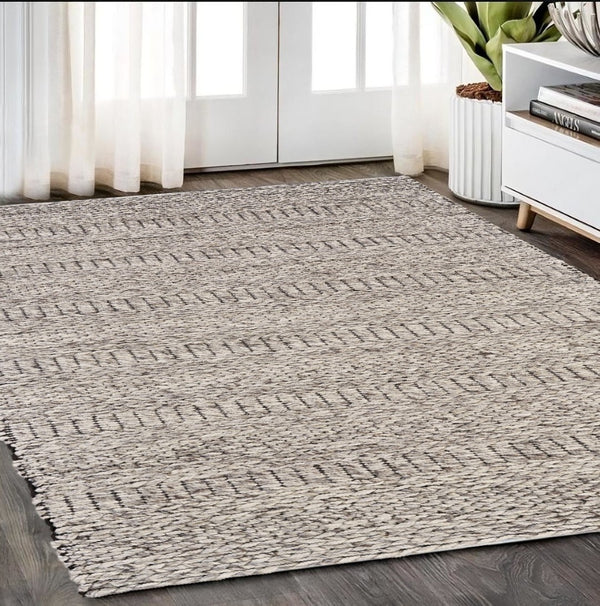 HomeRoots 4' Gray and Ivory Wool Hand-Woven Area Rug - Timeless, Durable, and Stain-Resistant for Any Space 5' X 8' 511392