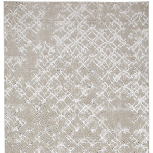 HomeRoots 4' Elegant Tan Silver Gray Quatrefoil Area Rug – Timeless Moroccan Design for Any Home Décor 4' X 6' 511494