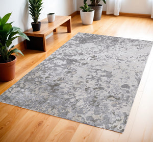 HomeRoots 4' Contemporary Silver Gray and White Abstract Area Rug - Elegant Design for Modern Spaces 4' X 6' 511530