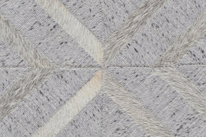 HomeRoots 5' Gray and Ivory Geometric Hand-Woven Area Rug - Contemporary Design for Any Room Décor 5' X 8' 511796