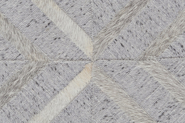 HomeRoots 5' Gray and Ivory Geometric Hand-Woven Area Rug - Contemporary Design for Any Room Décor 5' X 8' 511796