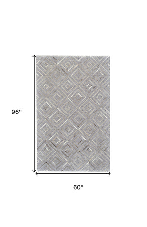 HomeRoots 5' Gray and Ivory Geometric Hand-Woven Area Rug - Contemporary Design for Any Room Décor 5' X 8' 511796