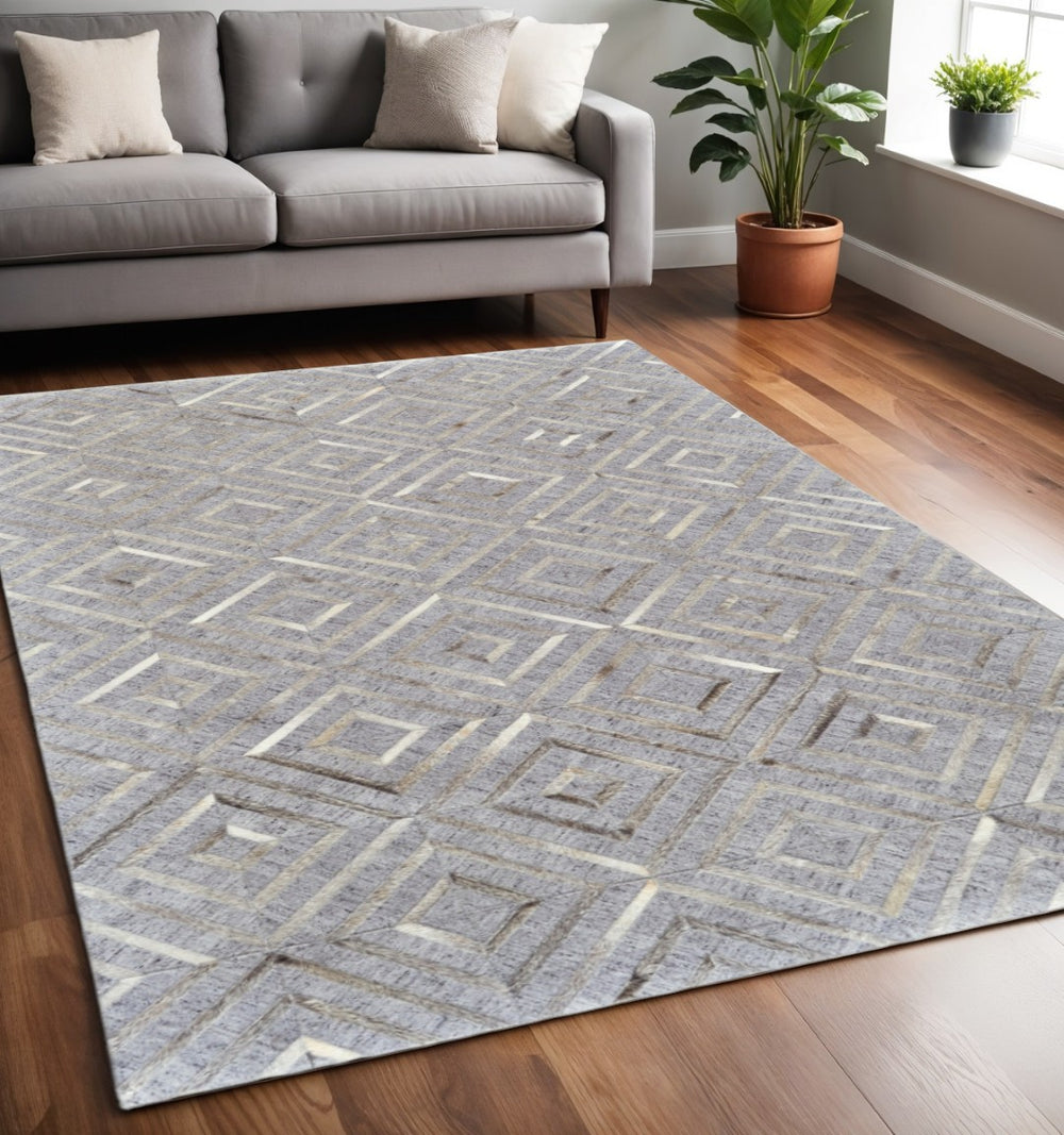 HomeRoots 5' Gray and Ivory Geometric Hand-Woven Area Rug - Contemporary Design for Any Room Décor 5' X 8' 511796