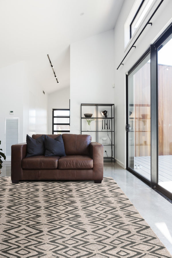 HomeRoots 4' Handcrafted Wool Geometric Area Rug in Black, Taupe, and Gray – Modern Style for Your Home 4' X 6' 511838
