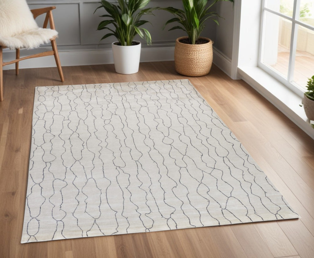 HomeRoots 4' Hand Woven Gray and Ivory Abstract Area Rug - Modern Elegance for Any Living Space or Office 4' X 6' 511930