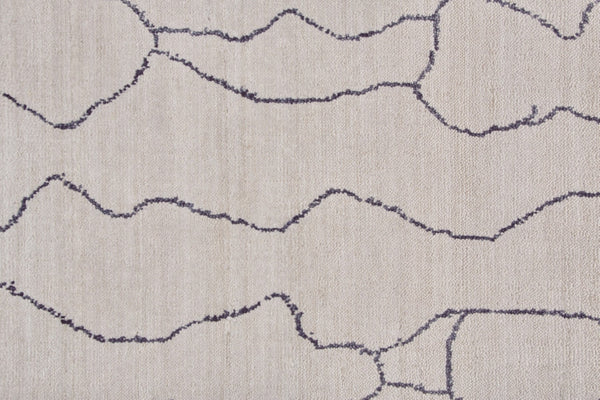 HomeRoots 4' Hand Woven Gray and Ivory Abstract Area Rug - Modern Elegance for Any Living Space or Office 4' X 6' 511930
