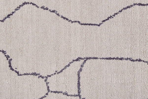 HomeRoots 4' Hand Woven Gray and Ivory Abstract Area Rug - Modern Elegance for Any Living Space or Office 5' X 8' 511931