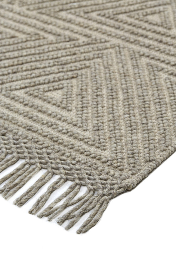 HomeRoots 5' Gray Wool Geometric Hand-Woven Area Rug with Elegant Fringed Edges for Timeless Home Style 5' X 8' 512376