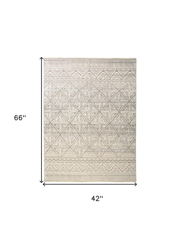 HomeRoots 4' Gray and Ivory Geometric Hand-Knotted Area Rug - Modern Artisan Craftsmanship for Any Room 4' X 6' 512580