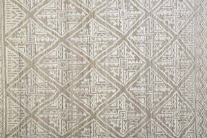 HomeRoots 4' Gray and Ivory Geometric Hand-Knotted Area Rug - Modern Artisan Craftsmanship for Any Room 9' X 12' 512583