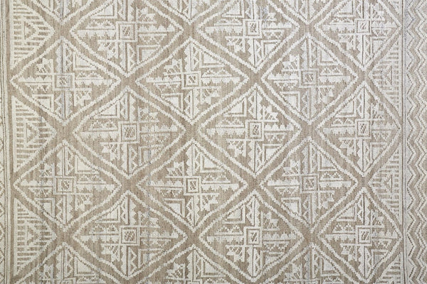 HomeRoots 4' Gray and Ivory Geometric Hand-Knotted Area Rug - Modern Artisan Craftsmanship for Any Room 10' X 13' 512584