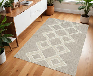 HomeRoots 4' Gray and Ivory Wool Geometric Handmade Area Rug - Stain Resistant, Soft, and Stylish for Any Room 4' X 6' 512788