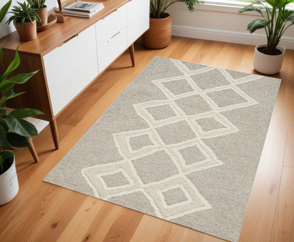 HomeRoots 4' Gray and Ivory Wool Geometric Handmade Area Rug - Stain Resistant, Soft, and Stylish for Any Room 4' X 6' 512788