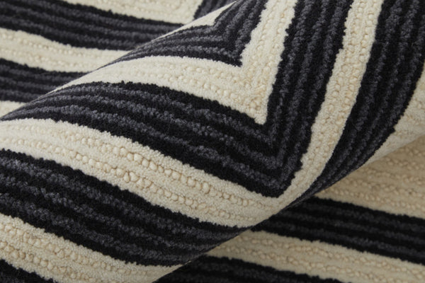 HomeRoots 4' Gray and Black Abstract Geometric Wool Area Rug – Hand-Tufted Artisan Design for Modern Spaces 8' X 10' 514381