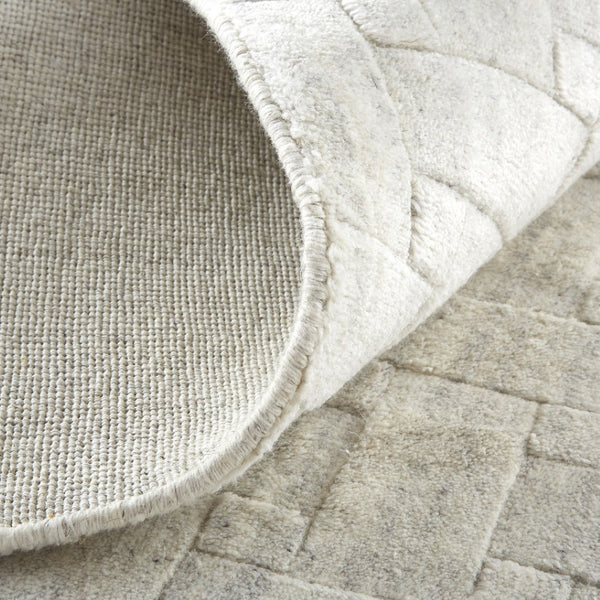 HomeRoots 2' Hand-Woven Silver and White Striped Area Rug - Elegant, Unique Design for Modern Interiors 2' X 3' 514748