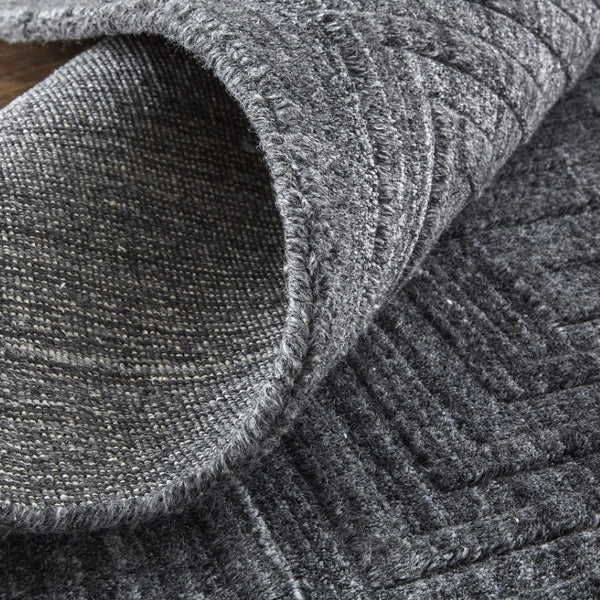 HomeRoots 2' Hand-Woven Gray and Black Geometric Area Rug - Unique Artisan Craftsmanship for Cozy Spaces 2' X 3' 514762