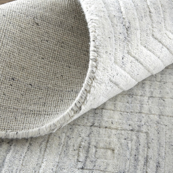 HomeRoots 2' Hand-Woven Silver and White Striped Area Rug – Elegant Texture for Small Spaces and Décor 2' X 3' 514769