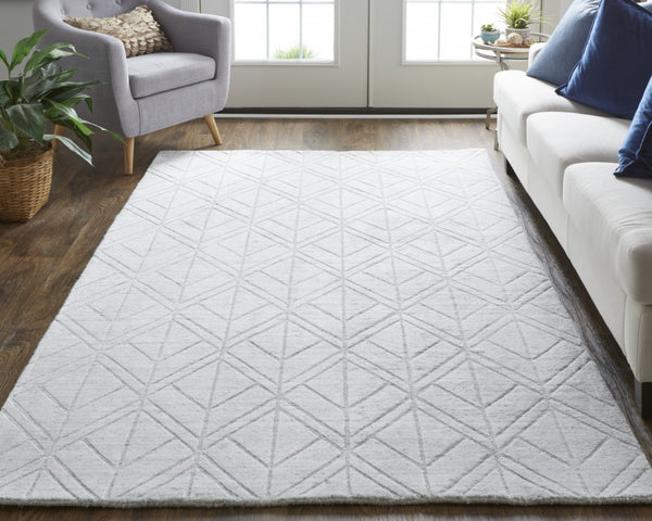 HomeRoots 4' Modern Hand-Woven Area Rug in White and Silver Geometric Design for Chic Home Décor Style 5' X 8' 514778