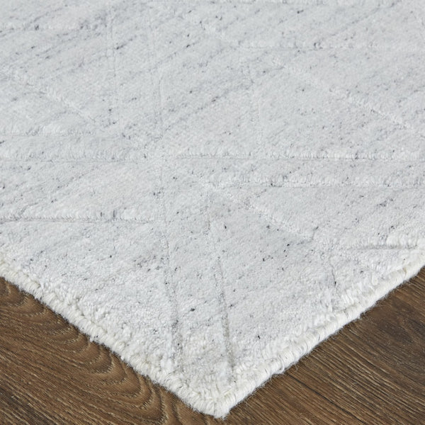 HomeRoots 4' Modern Hand-Woven Area Rug in White and Silver Geometric Design for Chic Home Décor Style 5' X 8' 514778